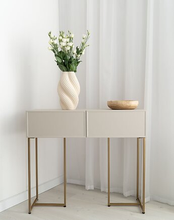 Wąska konsola ZENNA z kaszmirowym frontem i złotą podstawą  Frezowany MDF, Papierówka Simple form of furniture