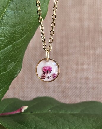 Mały wisiorek z różowymi kwiatami suszone kwiaty, zkwiatem