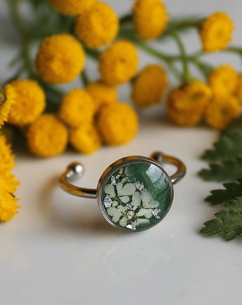 Srebrny pierścionek suszone kwiaty zielony żywica, zkwiatem