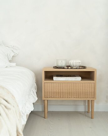 MAVIA - Stolik nocny z szufladą i ryflowanym frontem, Papierówka Simple form of furniture