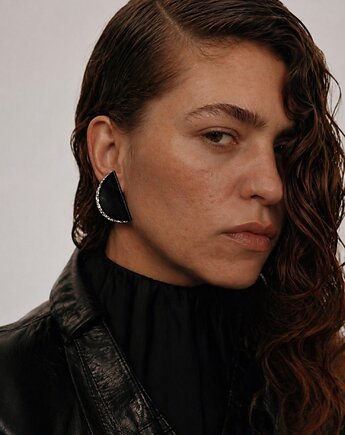 New Moon. Czarne skórzane kolczyki Księżyce, Woo Hoo