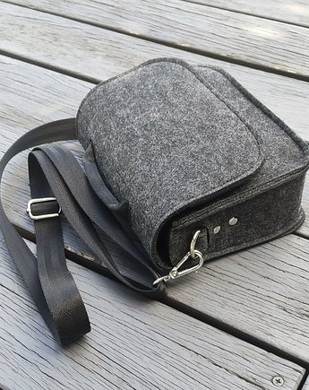 Mała klasyczna torebka listonoszka filcowa z klapką - grafitowa, Beltrani
