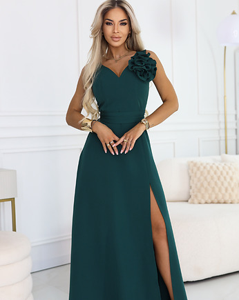 669-1 Romantyczna sukienka maxi z kwiatem na ramieniu - zielona, NUMOCO