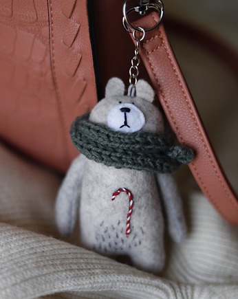 Brelok miś z haftem i szalikiem, Kruszek