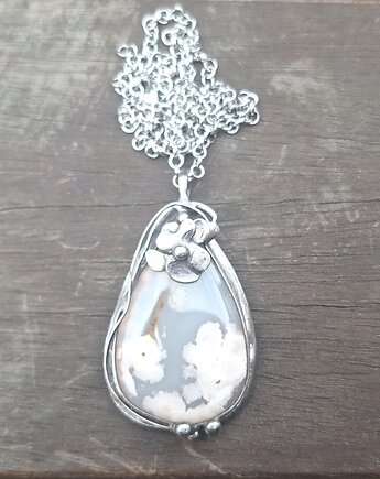 Agat w szarości - wisiorek, po drugiej stronie lustra