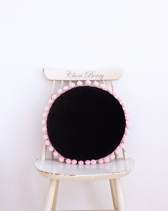 Okrągła poduszka welurowa z pomponami -czarna, Cheri Berry