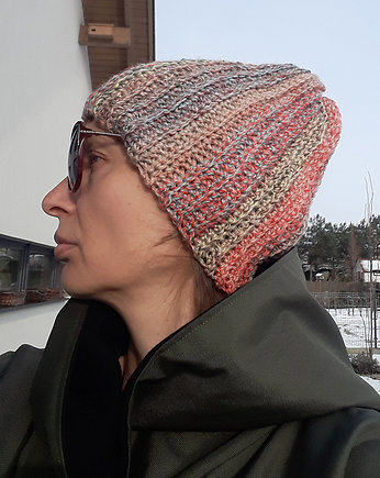 Czapka Everest wielokolorowa wykonana na szydełku, Pracownia Użyteczności