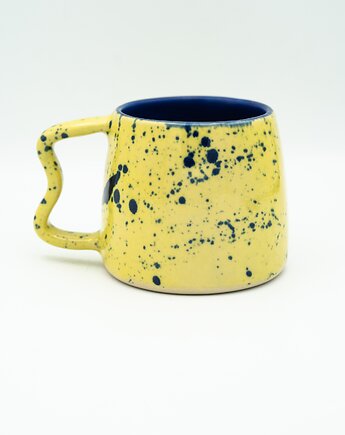 Żółty ceramiczny kubek z falistym uszkiem, panika ceramics