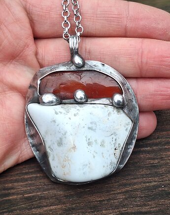 Bursztyn z opalem - wisiorek, po drugiej stronie lustra