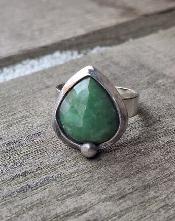 Szmaragd fasetka - pierścionek rezerwacja, po drugiej stronie lustra