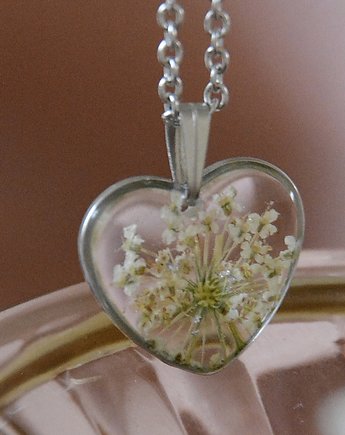 Naszyjnik kwiaty w żywicy serce dzika marchew, Jaskółcze ziele handmade 