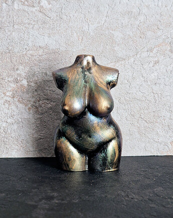 Rzeźba kobieta w barwach ochronnych wys. 8,8 cm, JBJart Justyna Jaszke