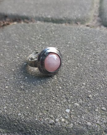 Rosa - pierścionek regulowany, po drugiej stronie lustra