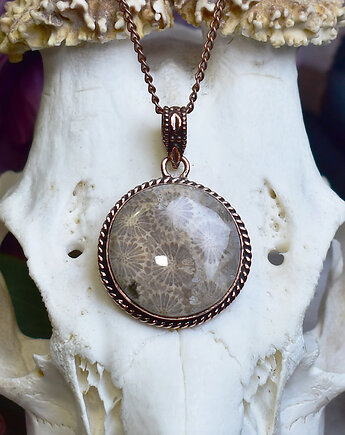 Miedziany wisiorek ze skamieliną koralowca w prostej ozdobnej oprawie, Spirit Of Copper