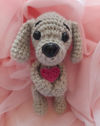 Brelok piesek szary z różowym sercem, crochetszelka