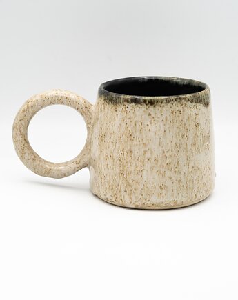 Beżowy ceramiczny kubek z okrągłym uszkiem, panika ceramics
