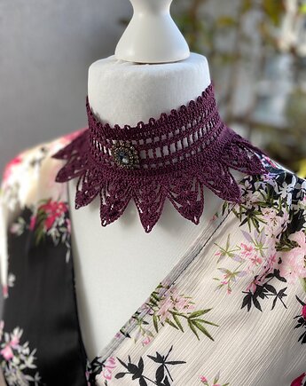 Purpurowy koronkowy vintage naszyjnik, Księżycowa ćma