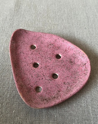 Mydelniczka ceramiczna, Cała w kurzu