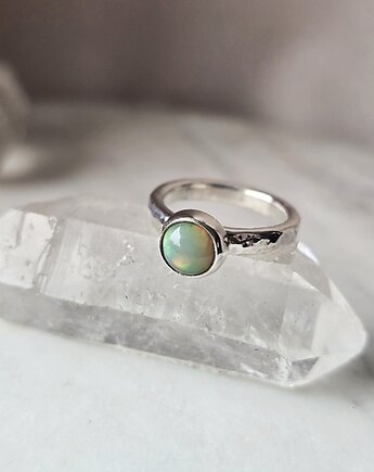 Srebrny pierścionek z opalem etiopskim, Dziki Królik