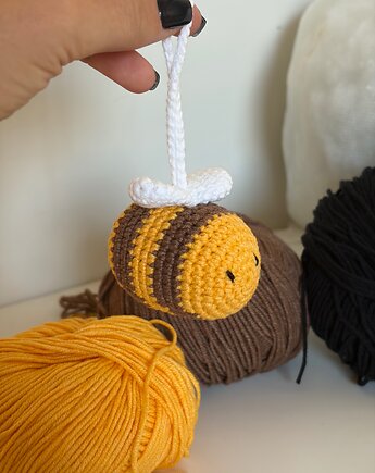 Pszczółka na szydełku, grzechotka dla dziecka, zawieszka do wózka, HANDMADE crochet by Klaudia