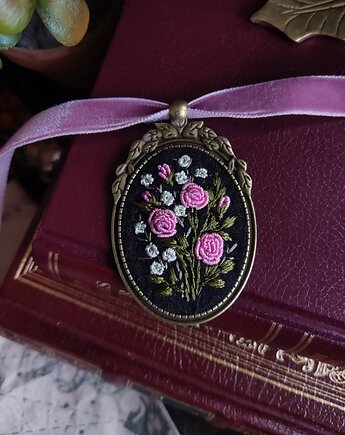 Haftowany wisiorek z różami, Czarownicze Hafty