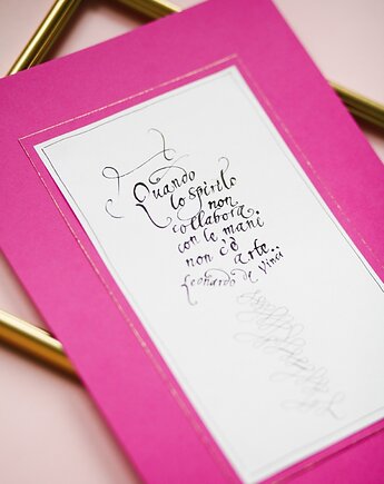 Plakat cytat Leonarda da Vinci o sztuce kaligrafowany czarnym atramentem, Annagrafia