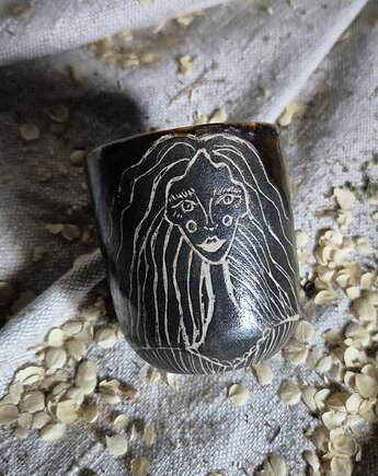 Kobieta czarka, afryka dzika, kawa jest kobietą, mała kawka, Fiona Ceramics