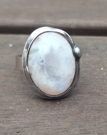 Kamień księżycowy - pierścionek regulowany, po drugiej stronie lustra