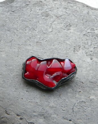 Biały trójkąt na czerwieni  - broszka, Beata Trotter