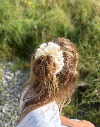 Creamy crochet scrunchie., A MANO studio