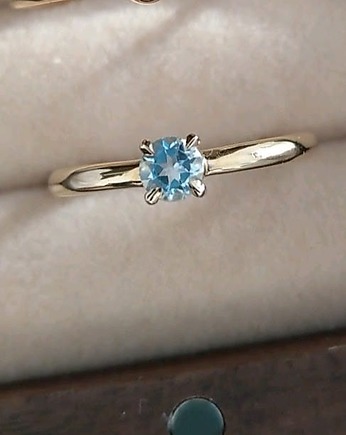 Pierścionek cztery łapki  z akwamarynem., Tomasz Markowski Biżuteria