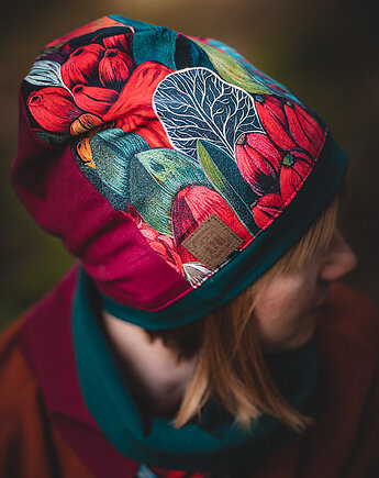 Bordowa czapka na jesień w kwiaty KWIATY LASU, Co Tu Się Kroi