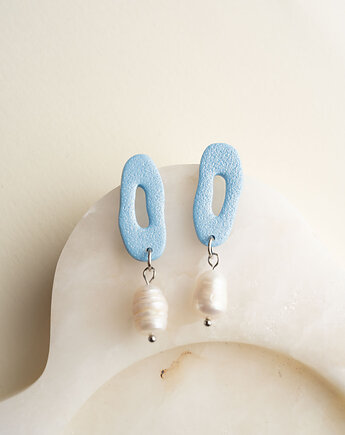 Wiszące kolczyki z perłą, Dwie Gliny