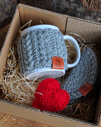 Kubek w sweterku, podkładka, serce - box prezentwowy, mamuta