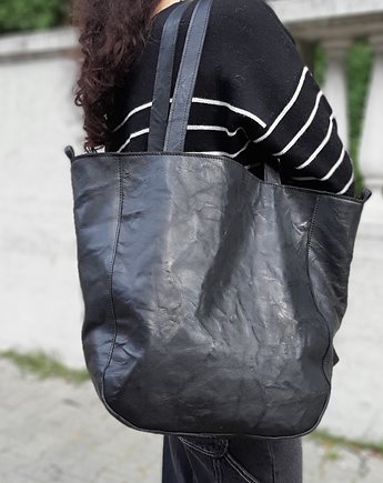 Czarna skórzana torba z gniecionej skóry, Łagoda