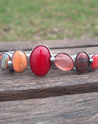 W czerwieni - klamra do włosów, po drugiej stronie lustra