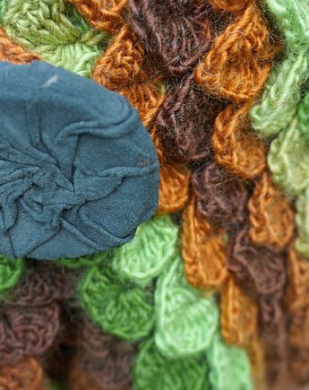 Ręcznie szydełkowany wełniany szal, jesienne liście ze skórzaną broszką, Strojownia