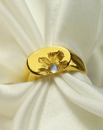 Sygnet damski- Kamień Księżycowy- Srebro pozłacane, grawer, BLOOMSTONE, Her Ring Bizuteria