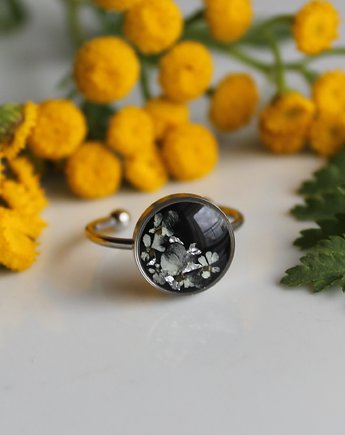 Srebrny pierścionek suszone kwiaty czarny żywica, zkwiatem