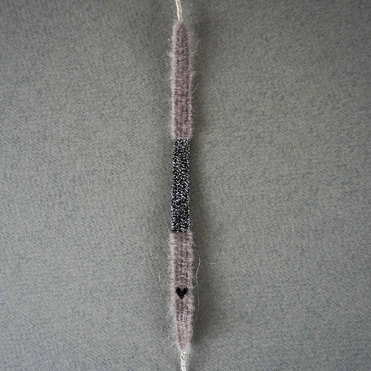 bransoletki na sznurku Wąska bransoletka moher i błysk z haftowanym serduszkiem