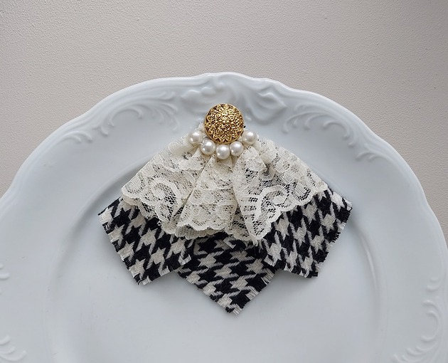 broszki Broszka pepitka z kremową koronką