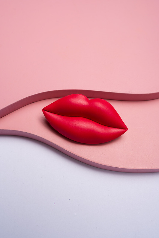 broszki Broszka Usta czerwona