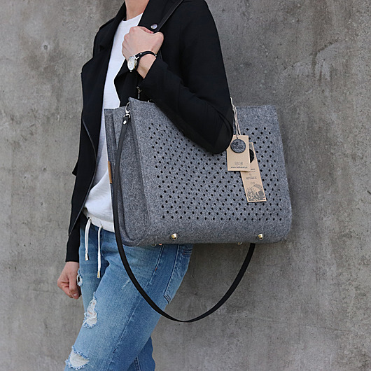 Szara filcowa torebka DotsBasket  felt label