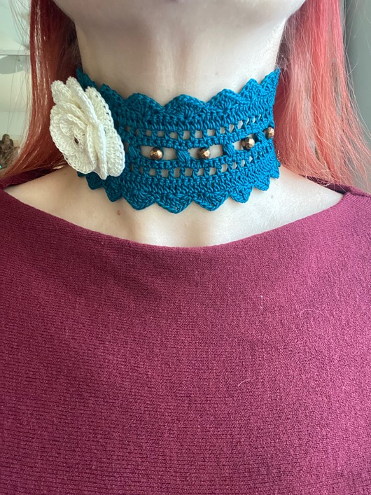 chokery Morski koronkowy choker z kremową różą
