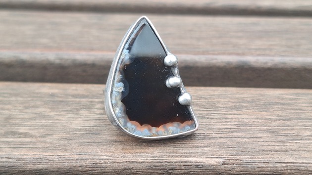 pierścionki - różne W czerni - pierścionek regulowany