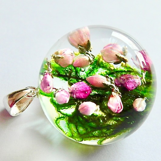 Wisiorek z wrzosem na soczystym mchu 1 Grol Jewellery