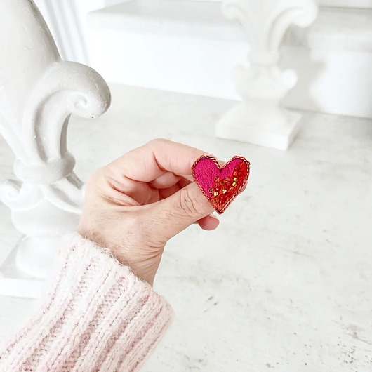 broszki Broszka mini SERCE 7 ręcznie haftowana przypinka miłość