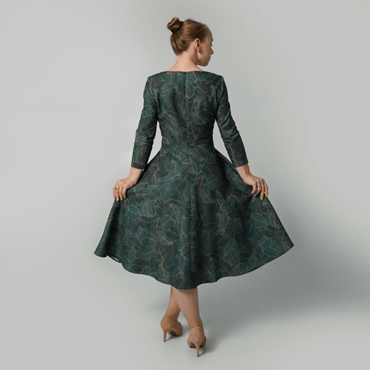 sukienki midi damskie Elegancka sukienka midi rozkloszowana w liście ze złotem zielona