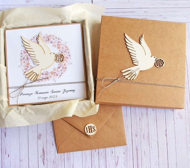 kartki na komunię Kartka, personalizacja, pudełko, koperta : gołąb : kwiatuszki.