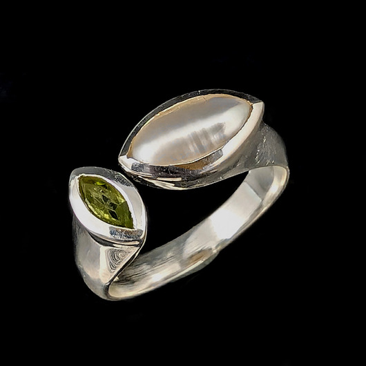 pierścionki srebrne Pierścionek perła i peridot